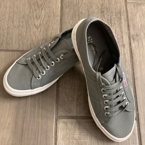 Worn once - Almost Brand New! Trendy Superga sneakers size 39 (US 8)